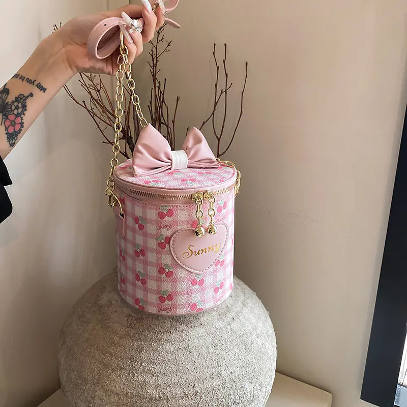 Contrast Chain Bucket Bag™