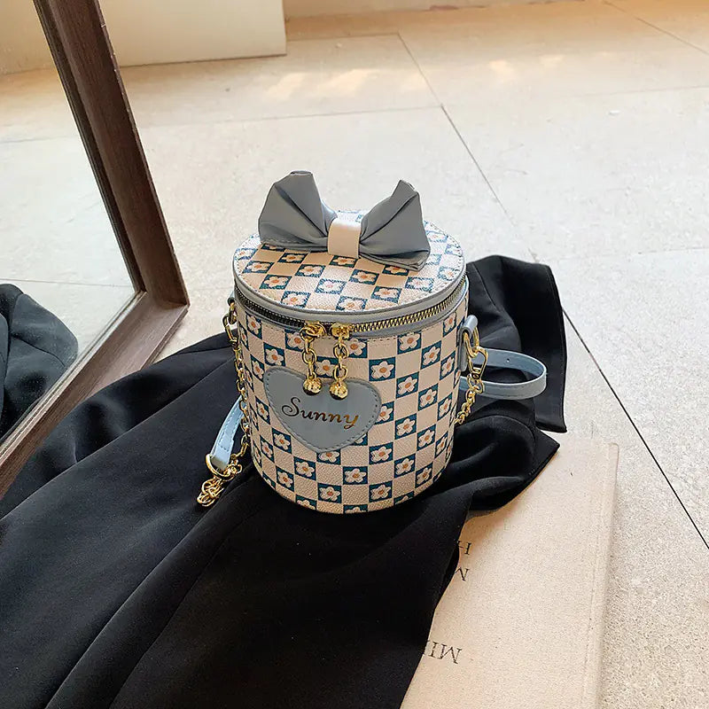 Contrast Chain Bucket Bag™