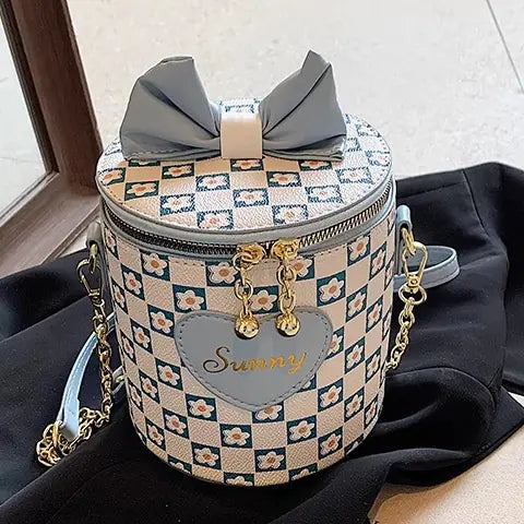 Contrast Chain Bucket Bag™